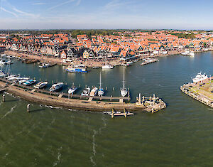 Puzzeltocht de Geheimen van Volendam & Foto in klederdracht