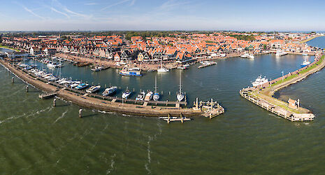 Puzzeltocht de Geheimen van Volendam & Foto in klederdracht